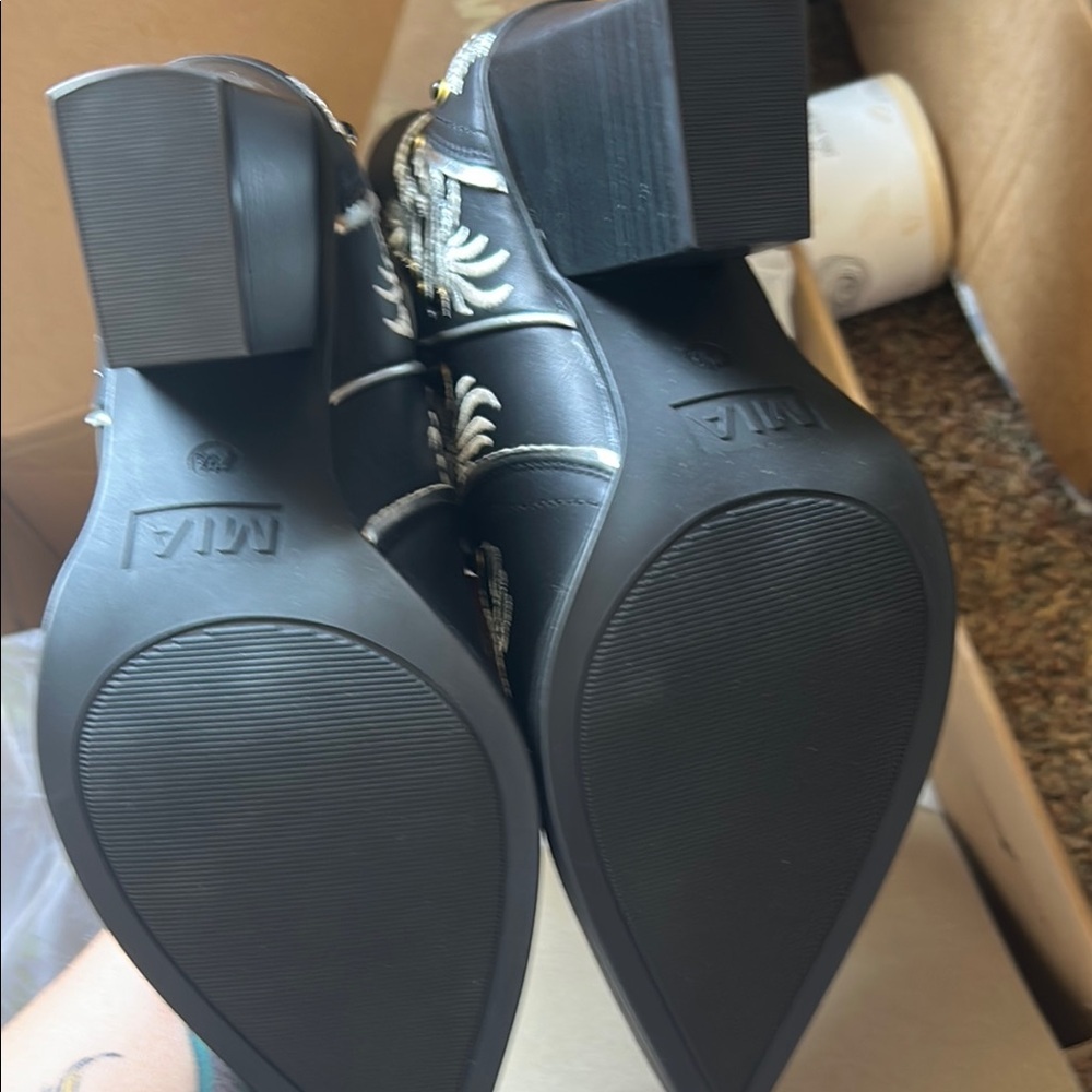 MIA Black Boots with White Embroidery - Picture 5 of 12